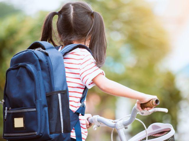 高学年の子どもが自宅へ帰宅する様子